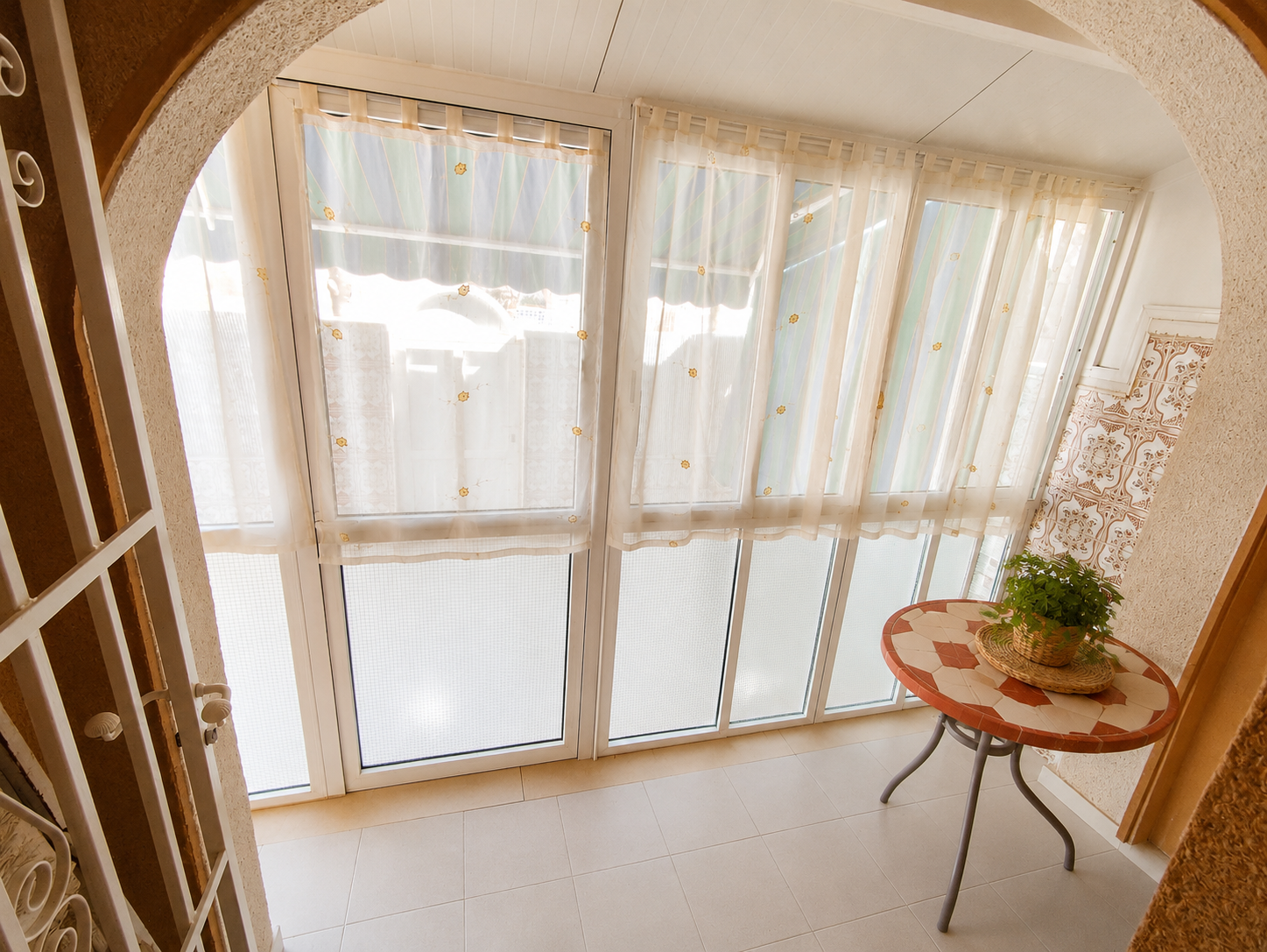Descubre esta fantástica vivienda en la urbanización Lago Jardín 2, un lugar ideal tanto para disfrutar de tus vacaciones como para establecer tu residencia habitual en la Costa Blanca. - Imagen 4