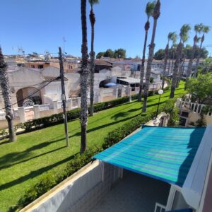 Descubre esta fantástica vivienda en la urbanización Lago Jardín 2, un lugar ideal tanto para disfrutar de tus vacaciones como para establecer tu residencia habitual en la Costa Blanca.