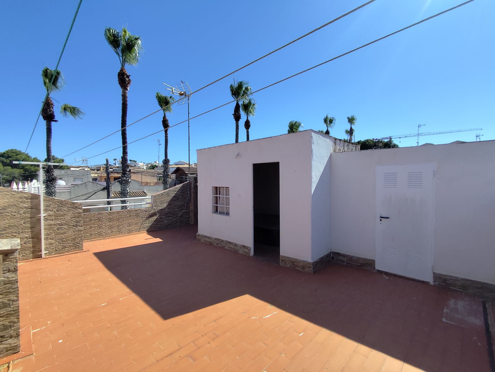 Descubre esta fantástica vivienda en la urbanización Lago Jardín 2, un lugar ideal tanto para disfrutar de tus vacaciones como para establecer tu residencia habitual en la Costa Blanca. - Imagen 19