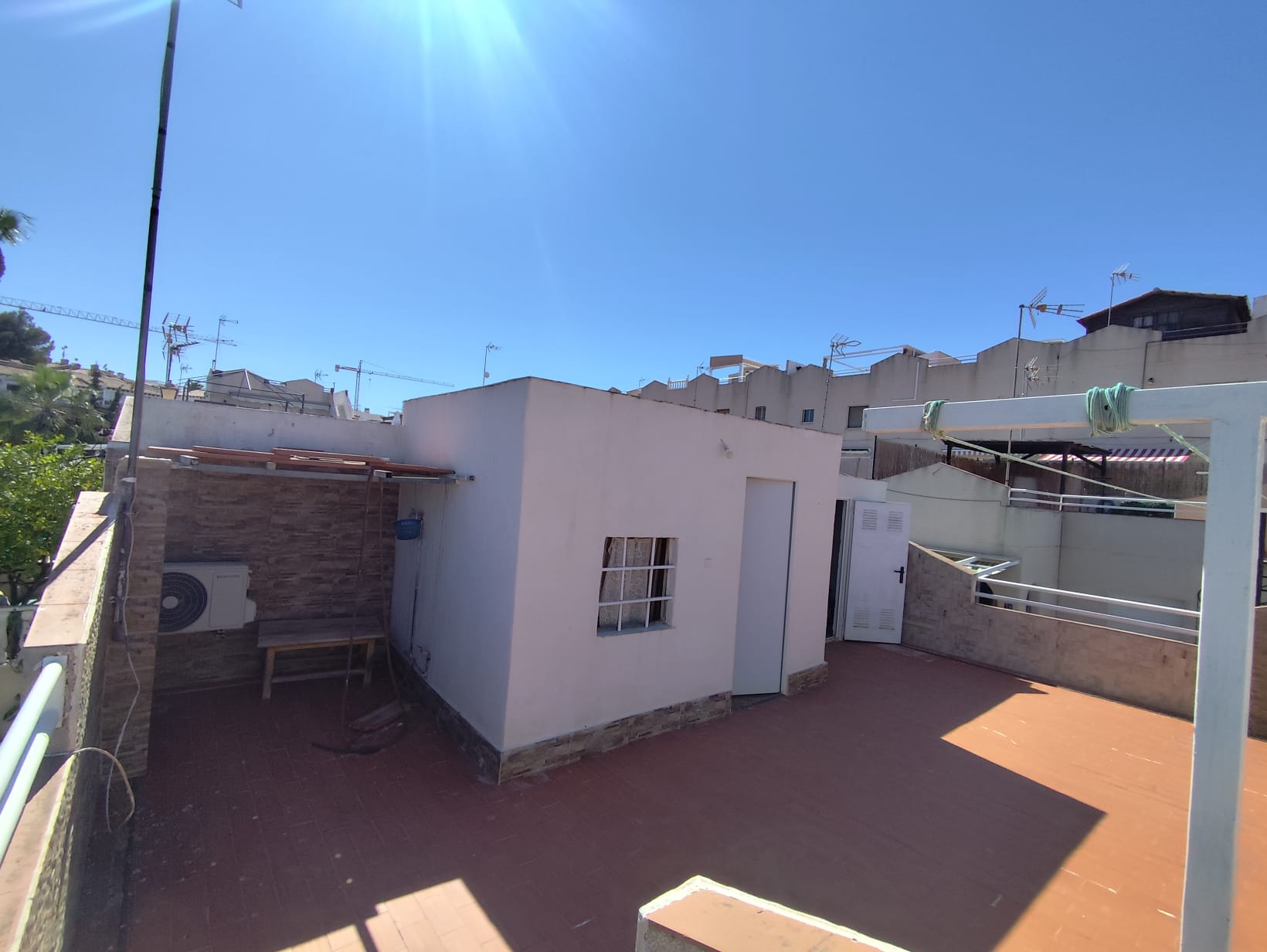 Descubre esta fantástica vivienda en la urbanización Lago Jardín 2, un lugar ideal tanto para disfrutar de tus vacaciones como para establecer tu residencia habitual en la Costa Blanca. - Imagen 15