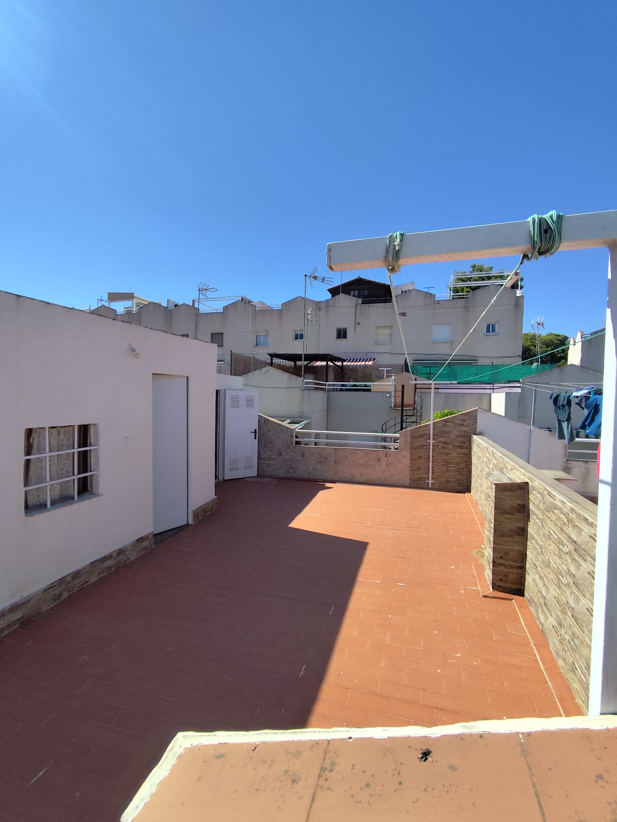 Descubre esta fantástica vivienda en la urbanización Lago Jardín 2, un lugar ideal tanto para disfrutar de tus vacaciones como para establecer tu residencia habitual en la Costa Blanca. - Imagen 26
