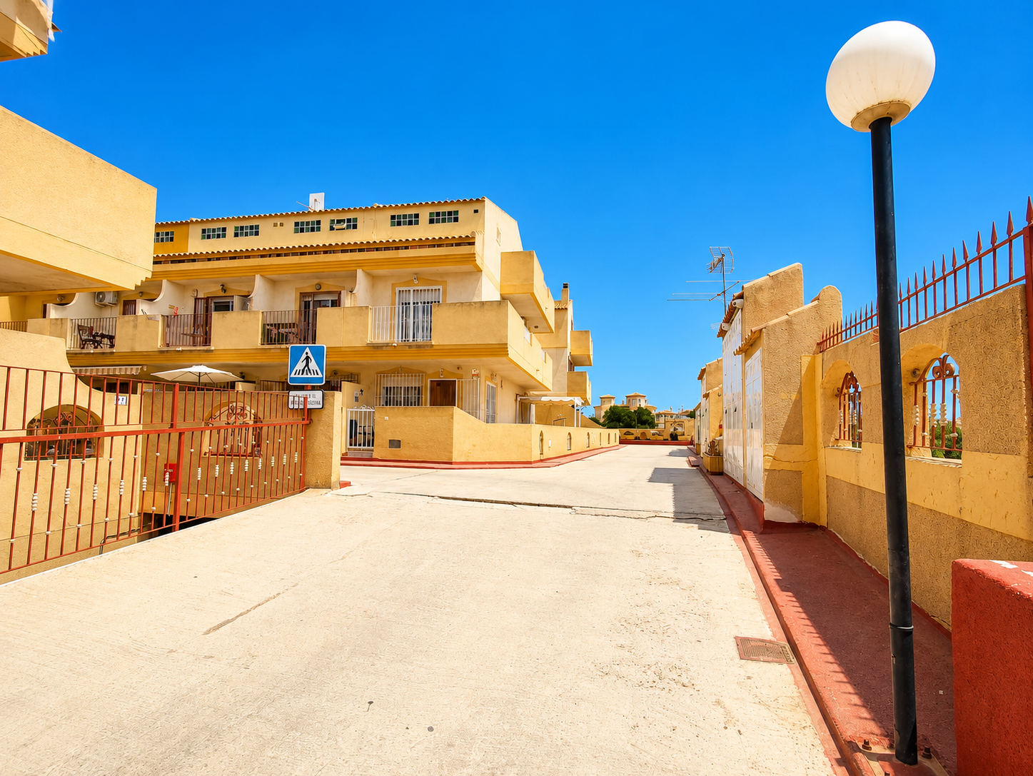 Vivienda de 3 plantas con amplias terrazas en Orihuela Costa - Imagen 6