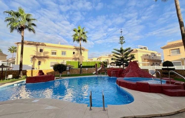 Bungalow con jardín privado y piscina en Villamartín – Los Dolses - Imagen 2