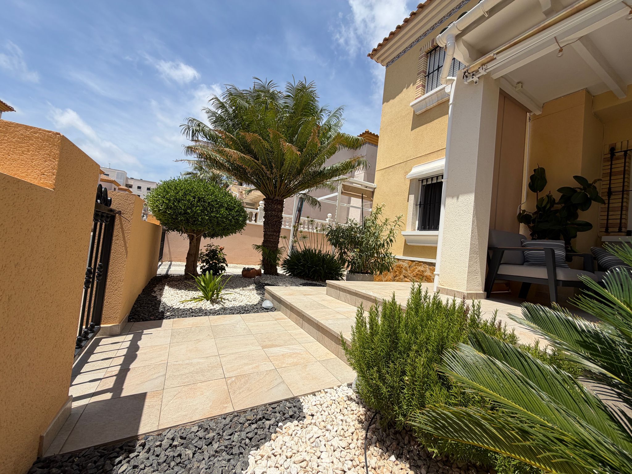 Bungalow con jardín privado y piscina en Villamartín – Los Dolses - Imagen 4
