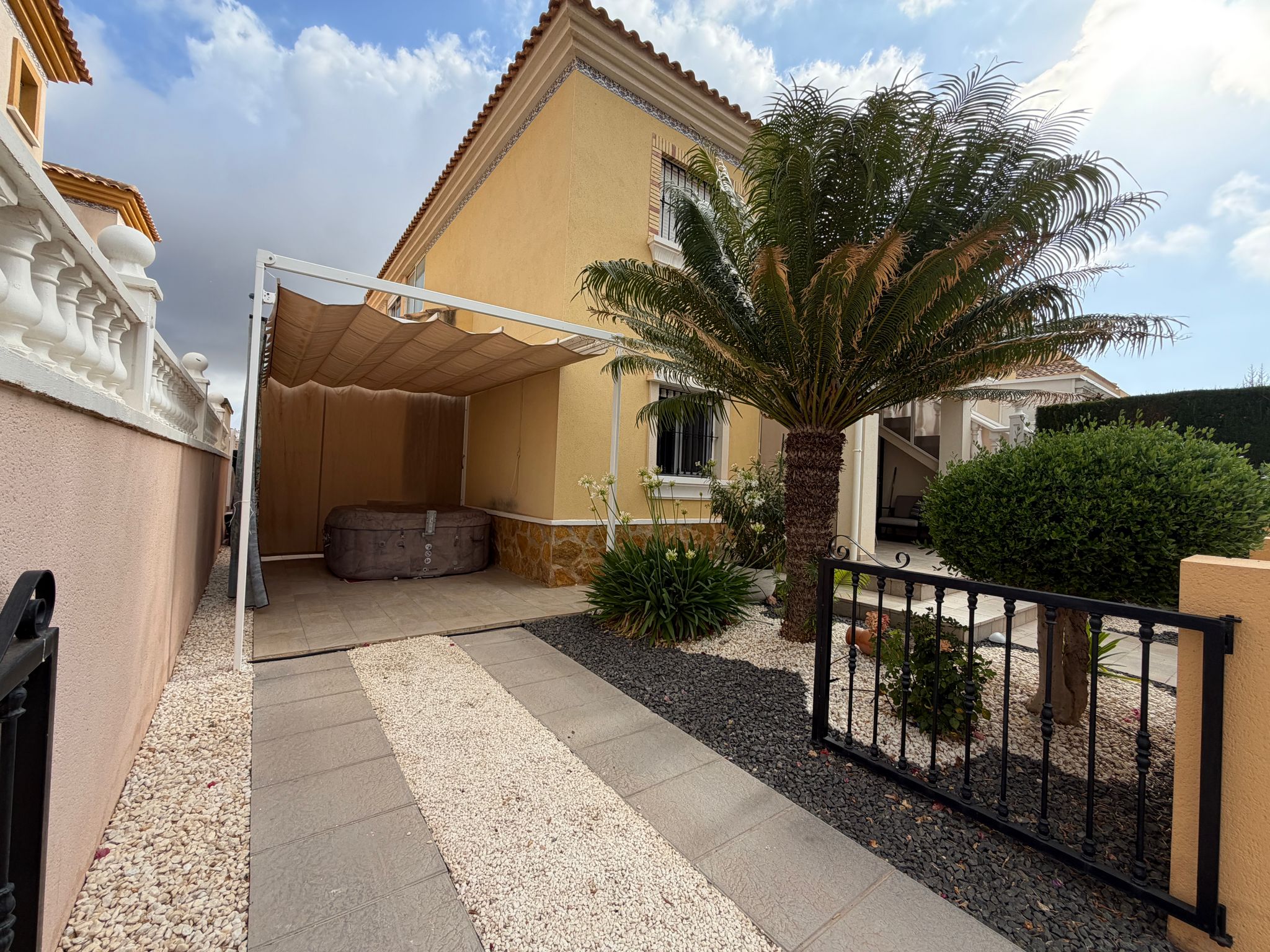 Bungalow con jardín privado y piscina en Villamartín – Los Dolses - Imagen 5