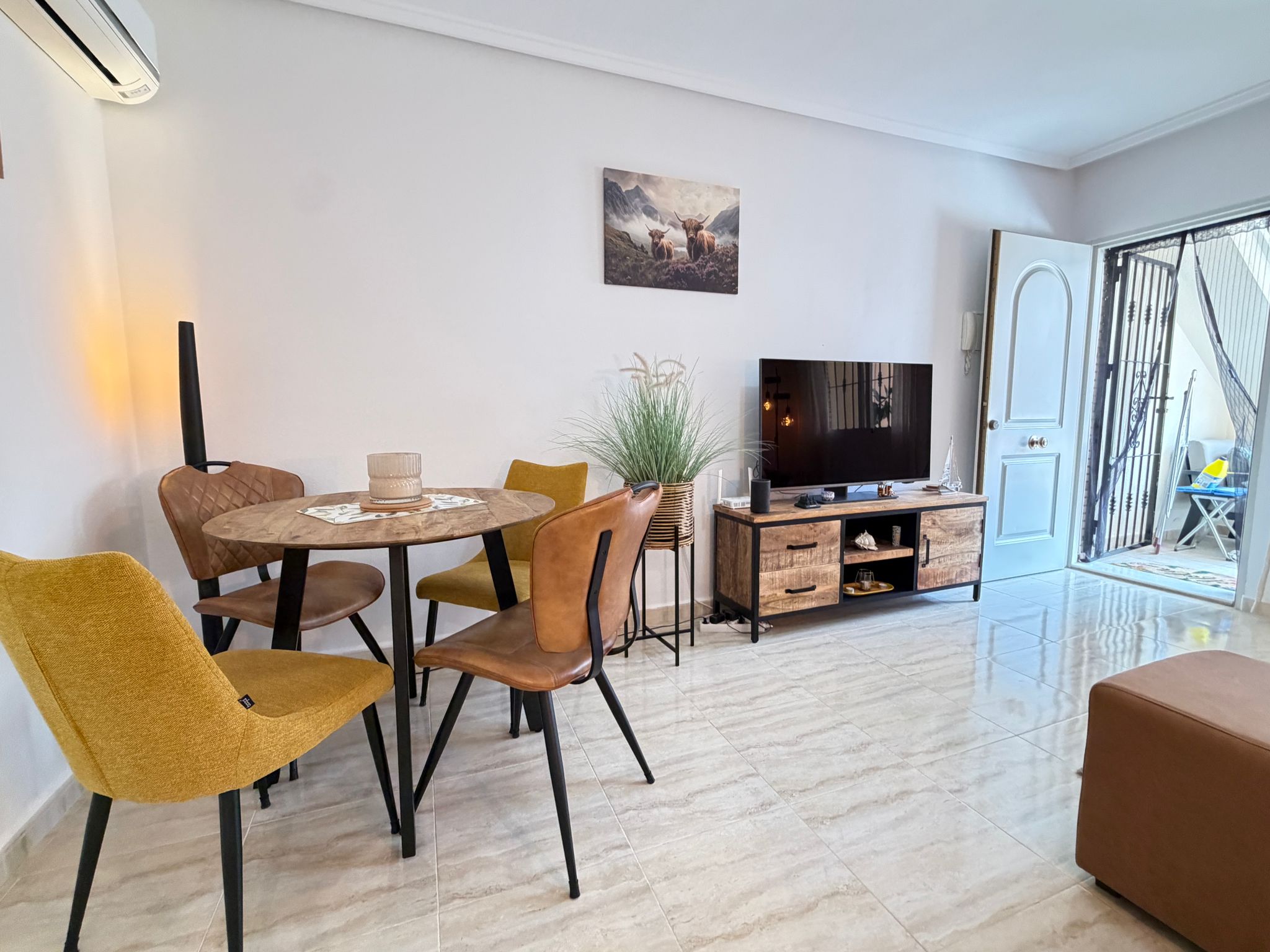 Bungalow con jardín privado y piscina en Villamartín – Los Dolses - Imagen 8