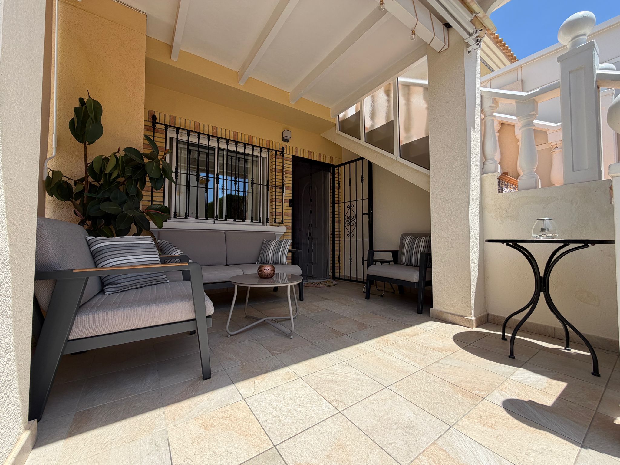 Bungalow con jardín privado y piscina en Villamartín – Los Dolses - Imagen 9