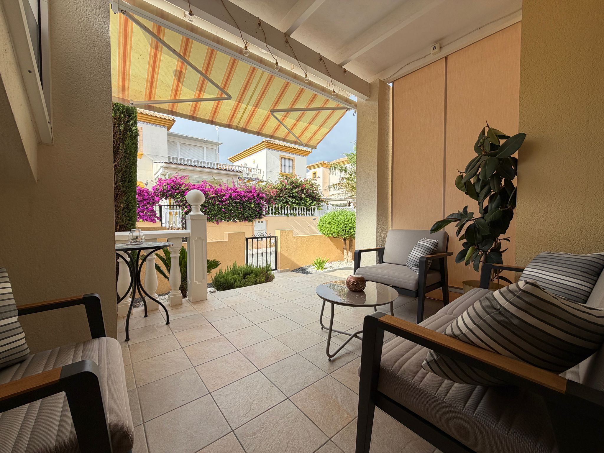 Bungalow con jardín privado y piscina en Villamartín – Los Dolses - Imagen 19
