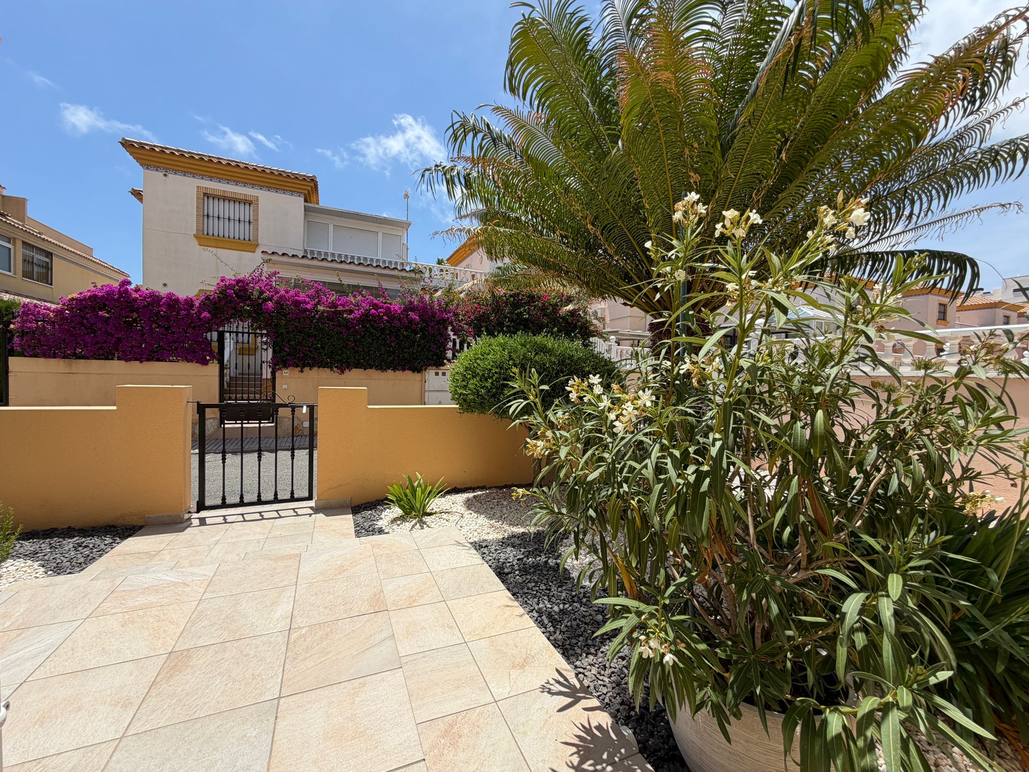 Bungalow con jardín privado y piscina en Villamartín – Los Dolses - Imagen 20