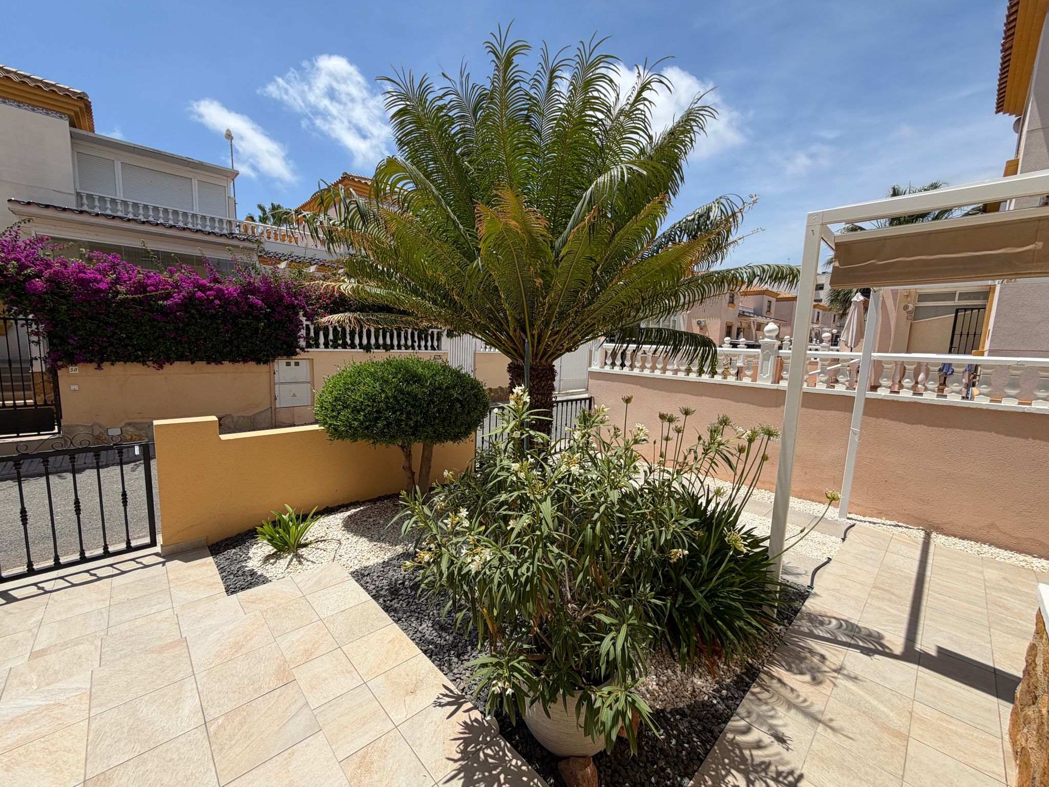 Bungalow con jardín privado y piscina en Villamartín – Los Dolses - Imagen 21