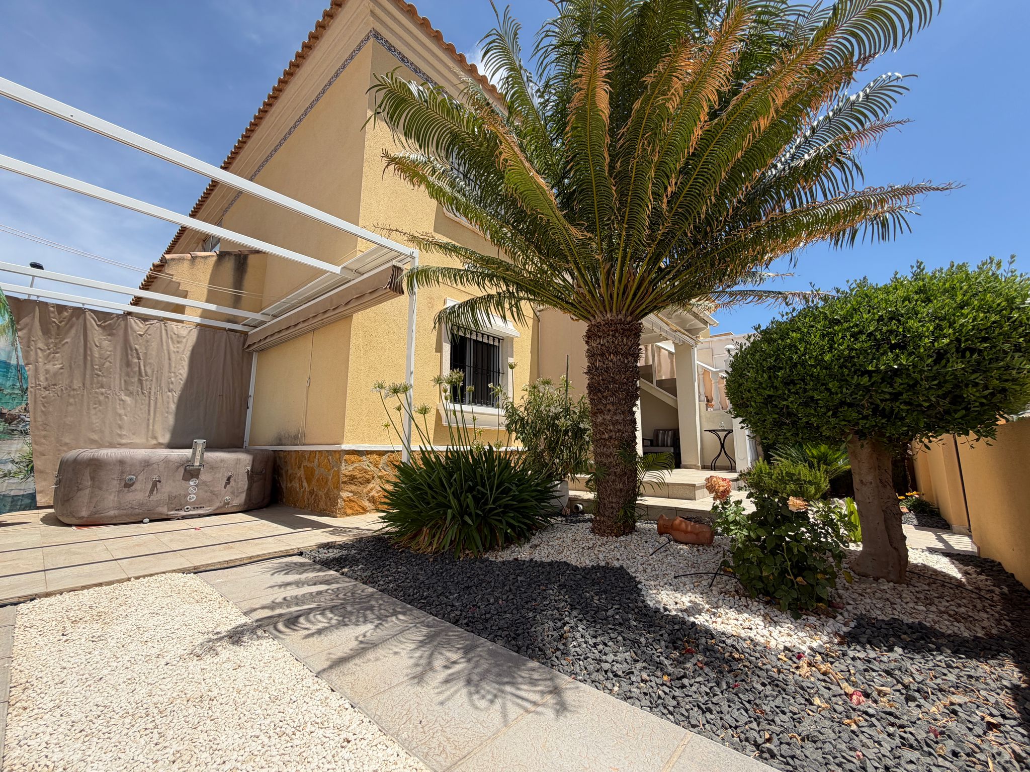 Bungalow con jardín privado y piscina en Villamartín – Los Dolses - Imagen 22