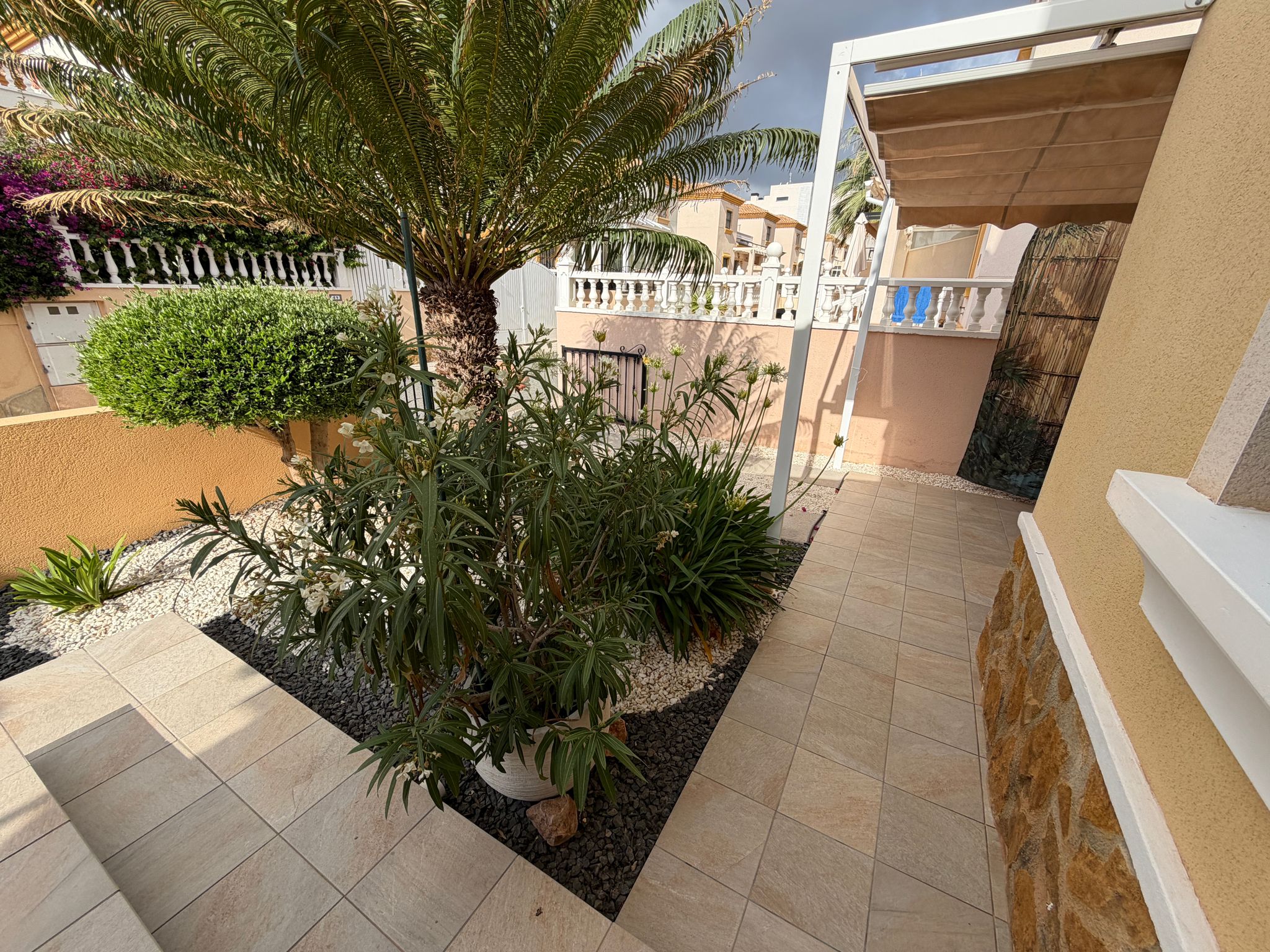 Bungalow con jardín privado y piscina en Villamartín – Los Dolses - Imagen 36