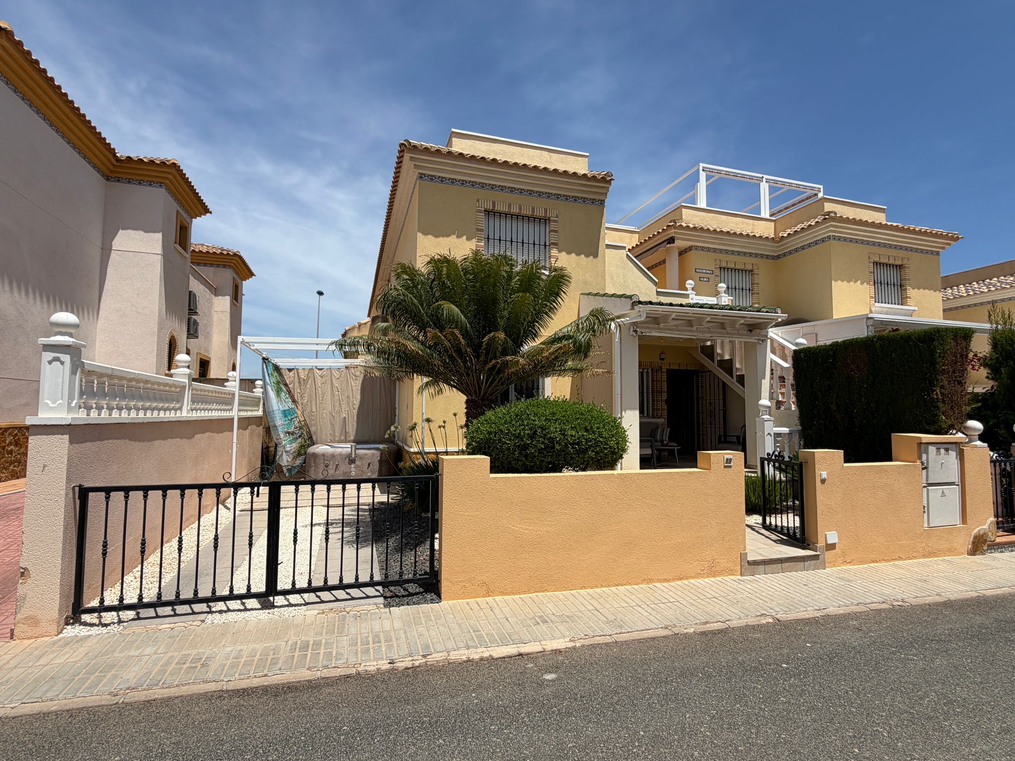 Bungalow con jardín privado y piscina en Villamartín – Los Dolses - Imagen 37