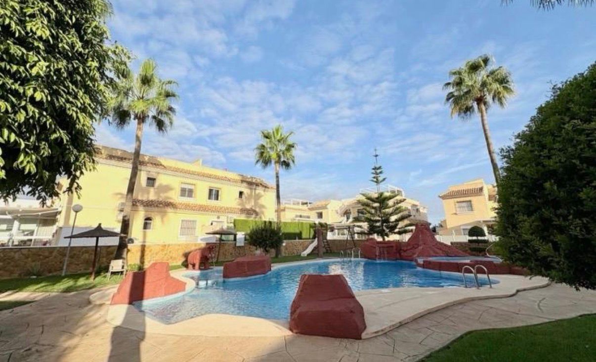 Bungalow con jardín privado y piscina en Villamartín – Los Dolses - Imagen 40