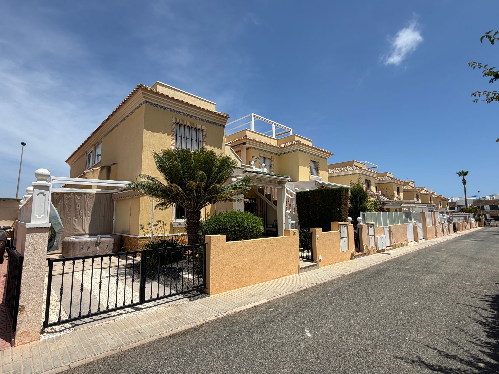 Bungalow con jardín privado y piscina en Villamartín – Los Dolses - Imagen 45