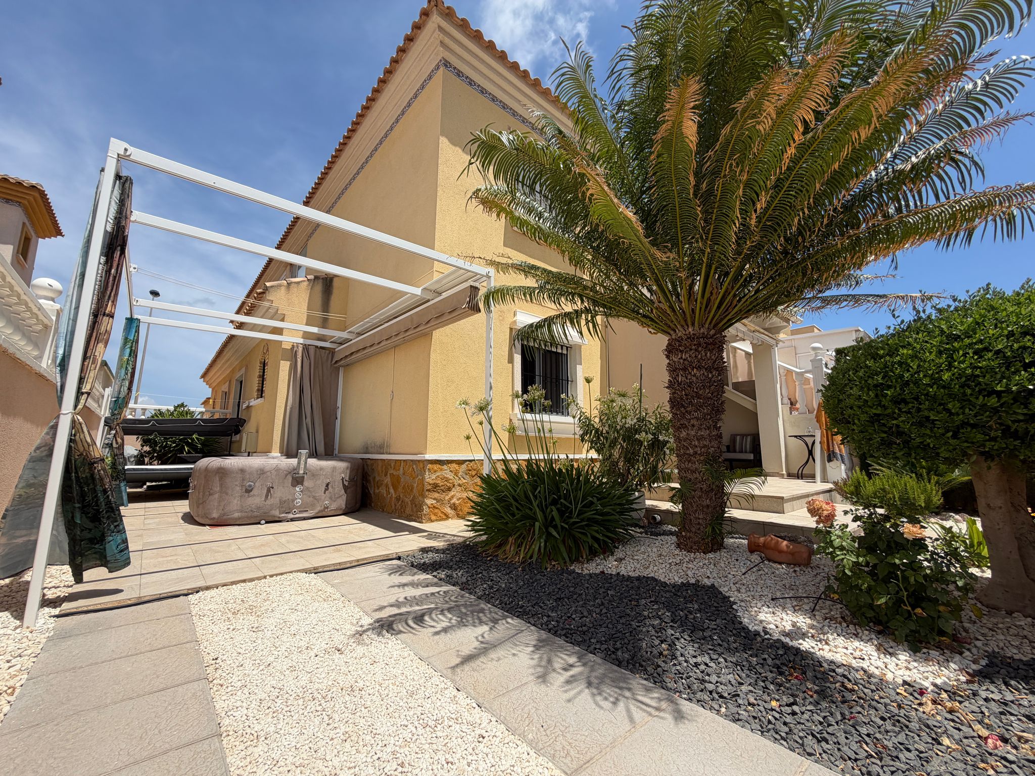 Bungalow con jardín privado y piscina en Villamartín – Los Dolses - Imagen 47