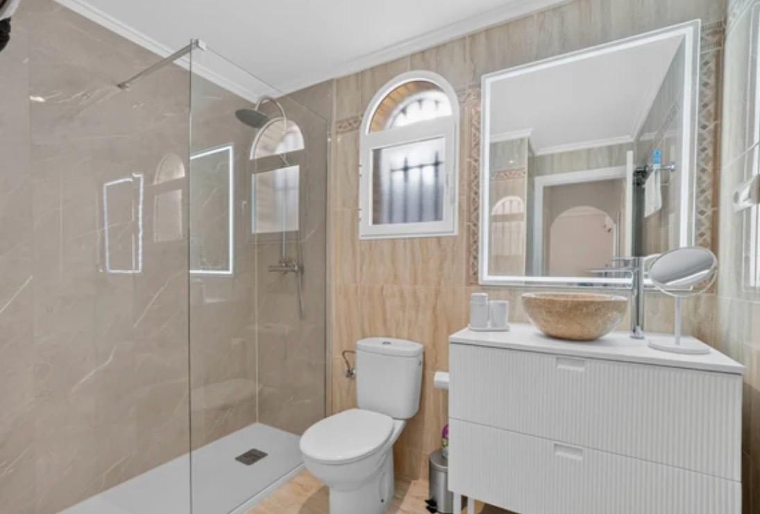 Bungalow con jardín privado y piscina en Villamartín – Los Dolses - Imagen 55