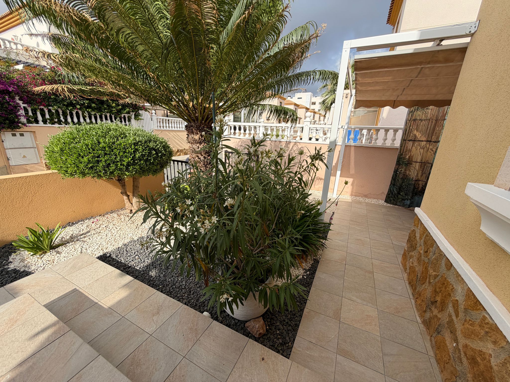 Bungalow con jardín privado y piscina en Villamartín – Los Dolses - Imagen 69